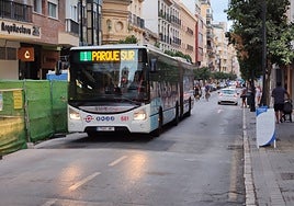 Un autobús de la EMT sube por la calle Victoria, tras la reapertura al tráfico.