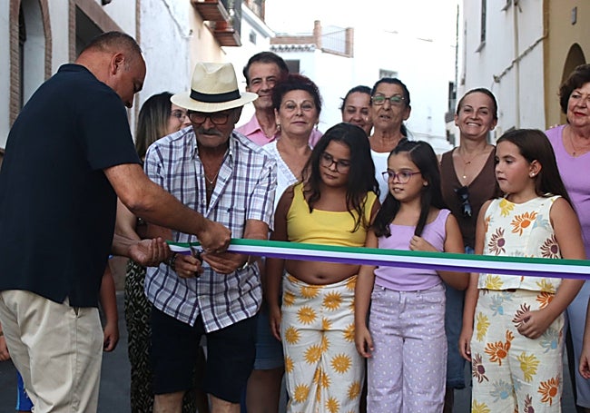 El alcalde de Alhaurín el Grande, Anthony Bermúdez, participa en el corte de la cinta junto a vecinos durante la inauguración de la calle Ollerías.