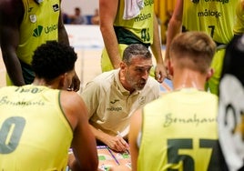 Ibon Navarro, instruyendo a sus jugadores el viernes.
