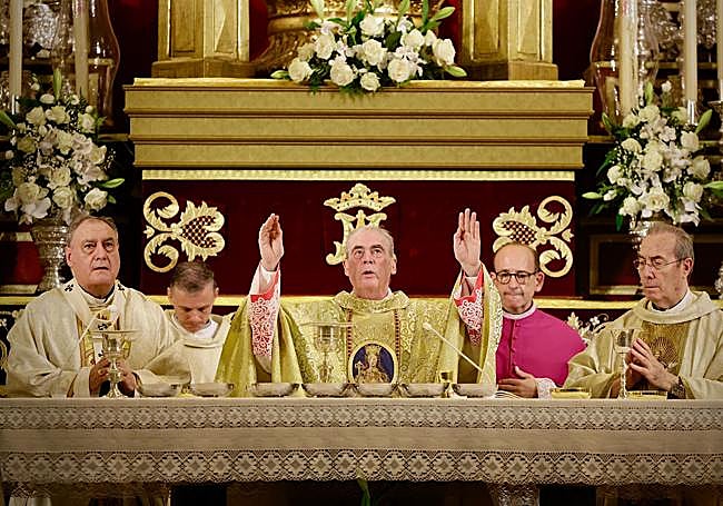 Monseñor Catalá, en el centro, junto al arzobispo de Granada, a su derecha, y el emérito de Pamplona.
