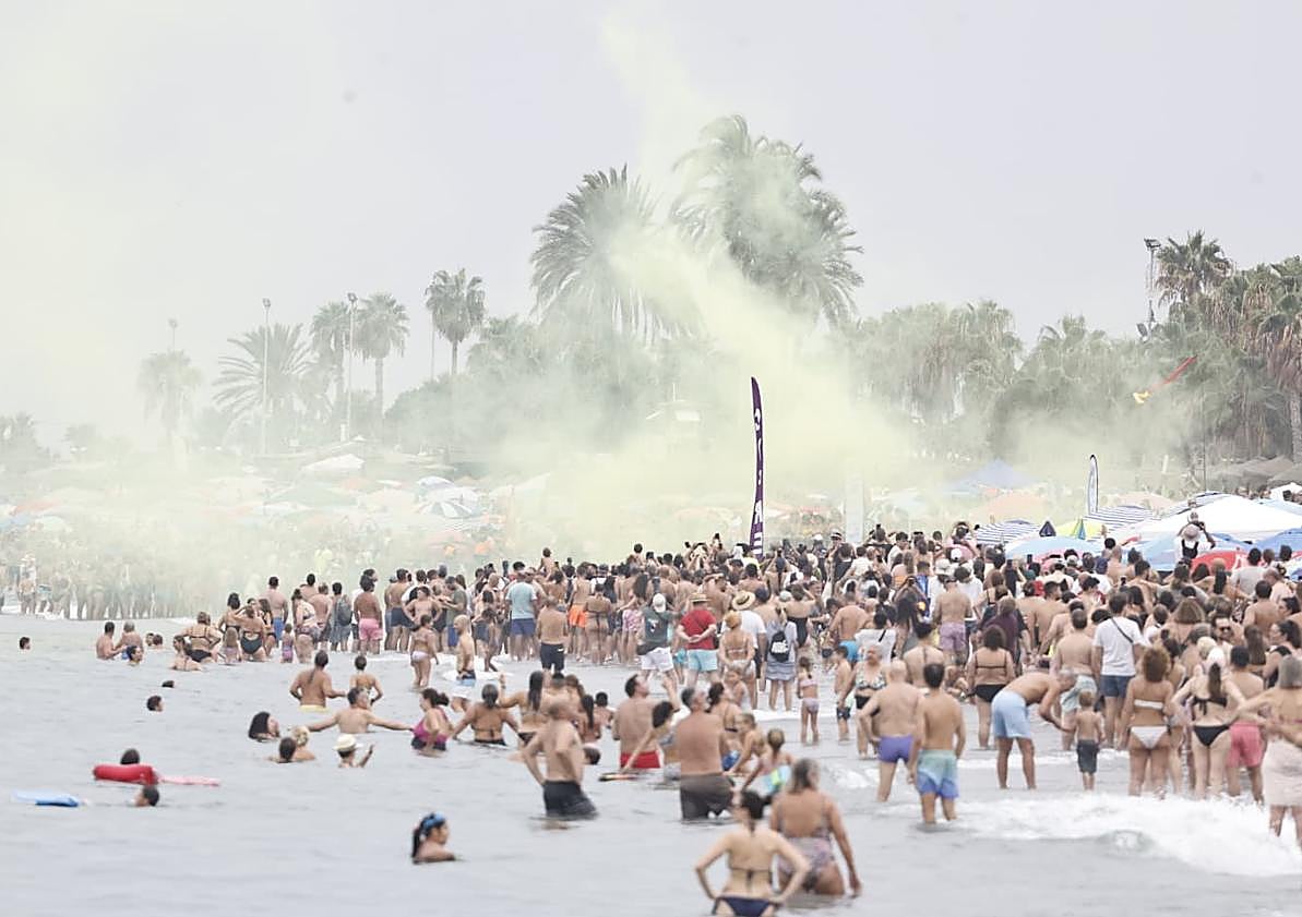 Imagen principal - Miles de personas se citan en las playas de Torre del Mar para ver las acrobacias de los aviones