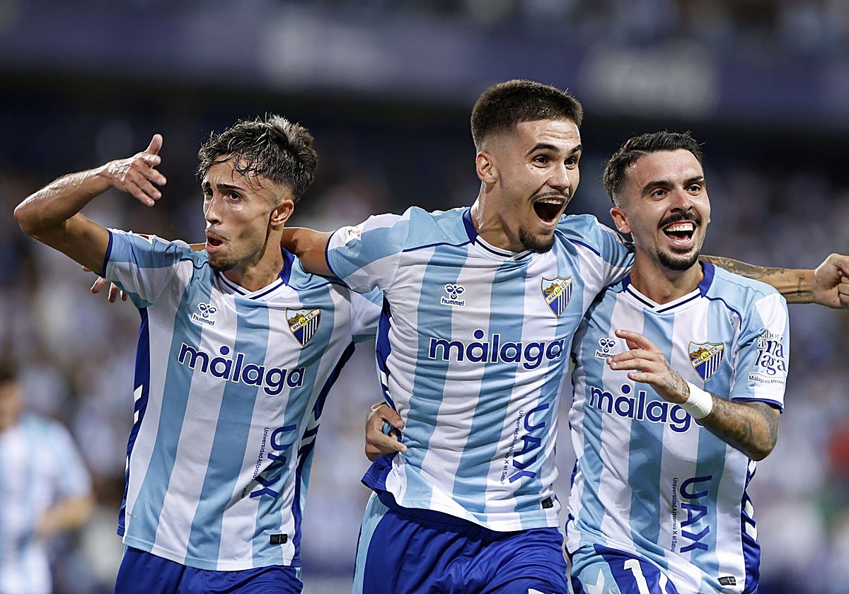 Larrubia, Chupete y Joaquín celebran el segundo tantro del Málaga al Granada, fruto de una triangulación entre los tres.