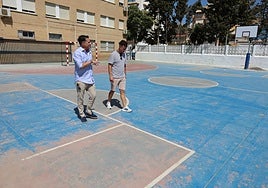 El alcalde de Torrox y el concejal de Deportes, en la visita a uno de los centros.