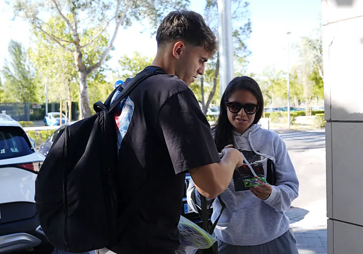 Adrián Niño firma un autógrafo, a su llegada a la concentración de la sub-21 en Las Rozas (Madrid).