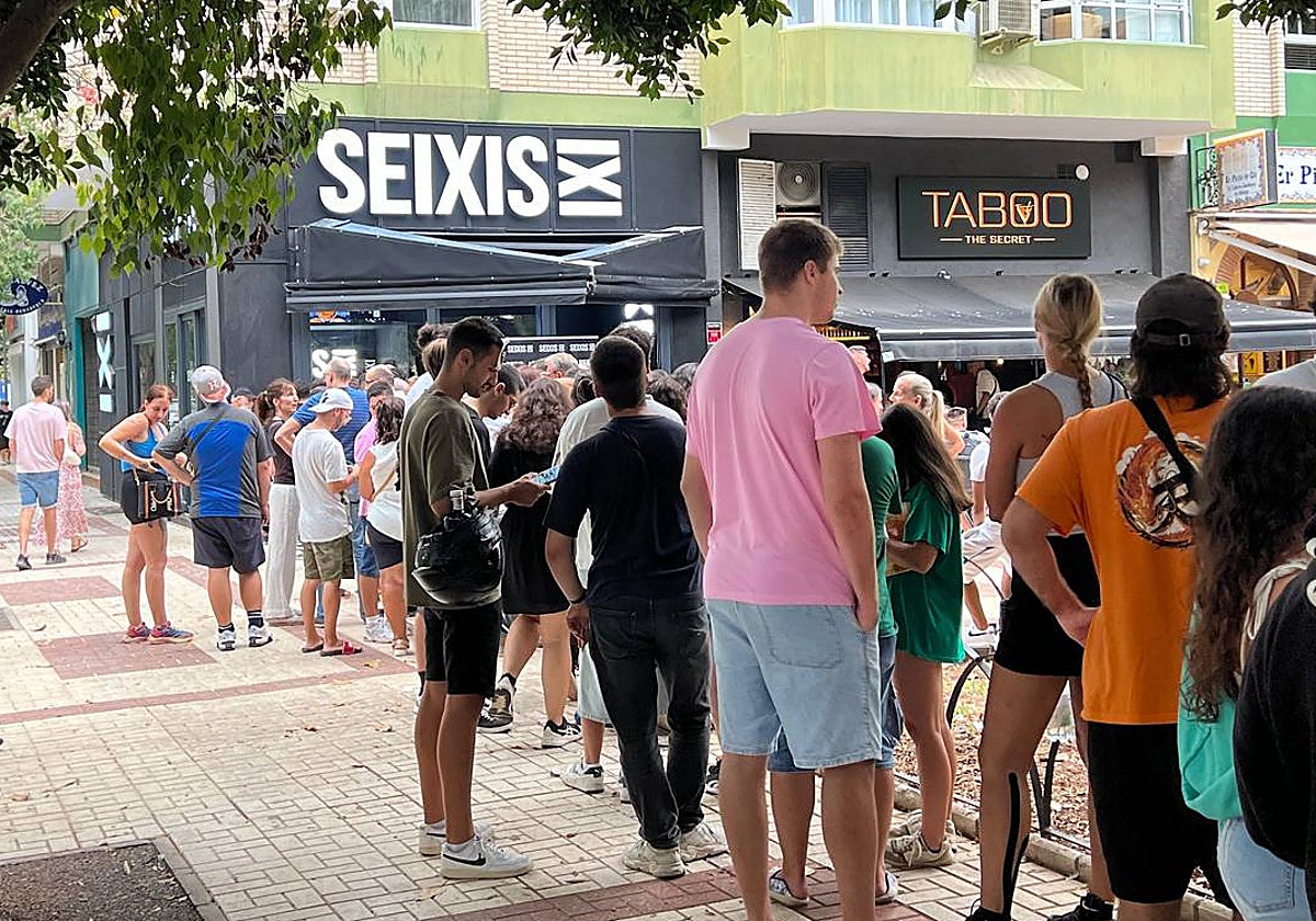 Decenas de personas han acudido a la llamada de Seixis por su inauguración.