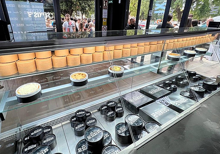 Vitrina de Seixis, justo antes de abrir, con los seis sabores de tartas que elaboran.