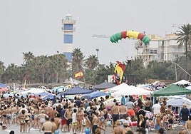 Miles de personas se citan en las playas de Torre del Mar para ver las acrobacias de los aviones