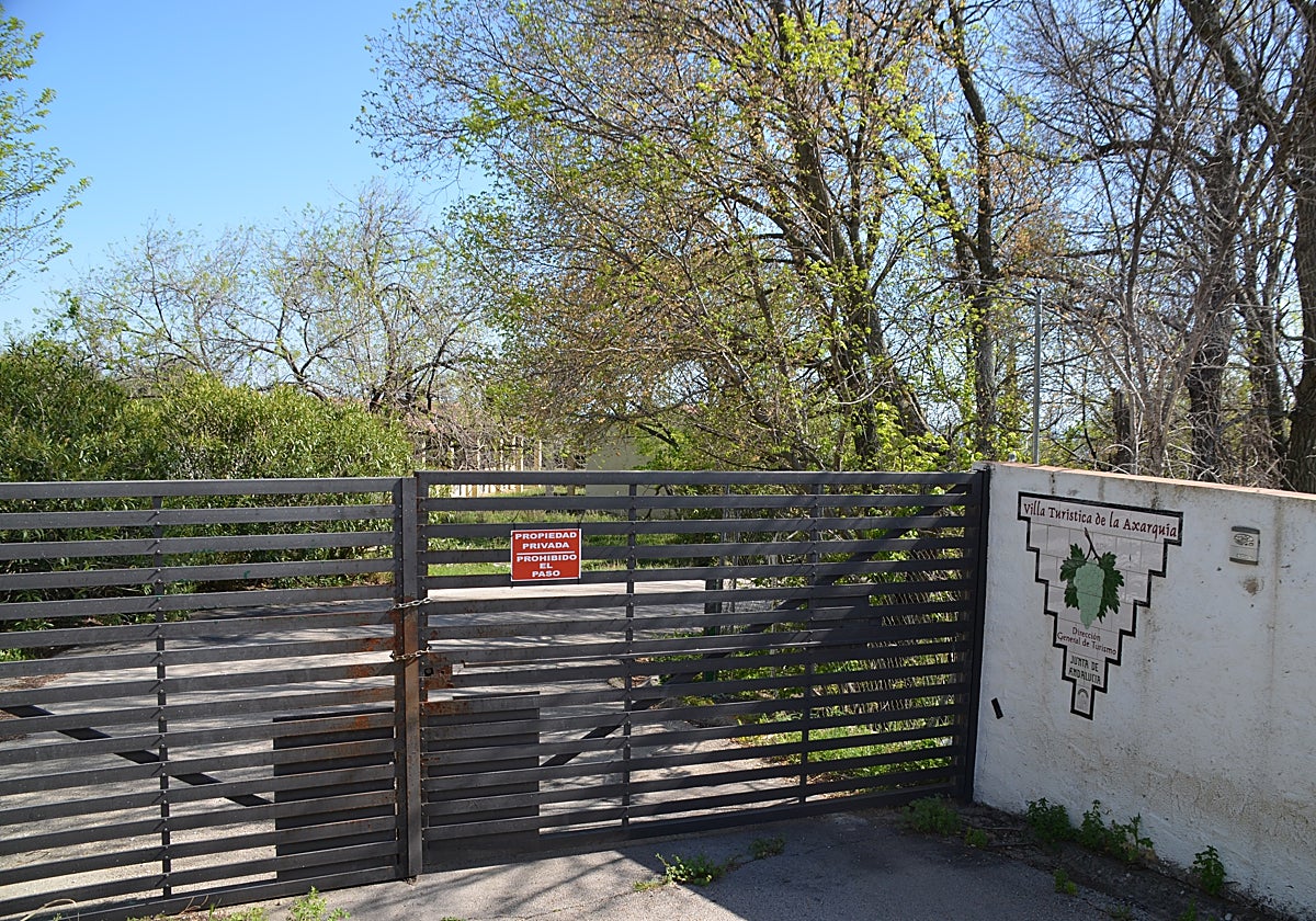 Imagen del acceso principal a la Villa Turística de Periana, que lleva cerrada desde 2003.