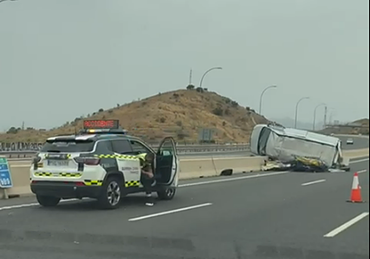 Herido un hombre de 60 años tras un aparatoso vuelco en la A-7