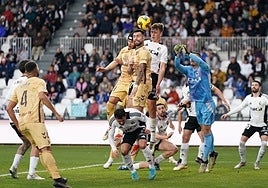 Álex Pastor busca rematar un córner a favor en el último encuentro del Málaga en El Plantío.