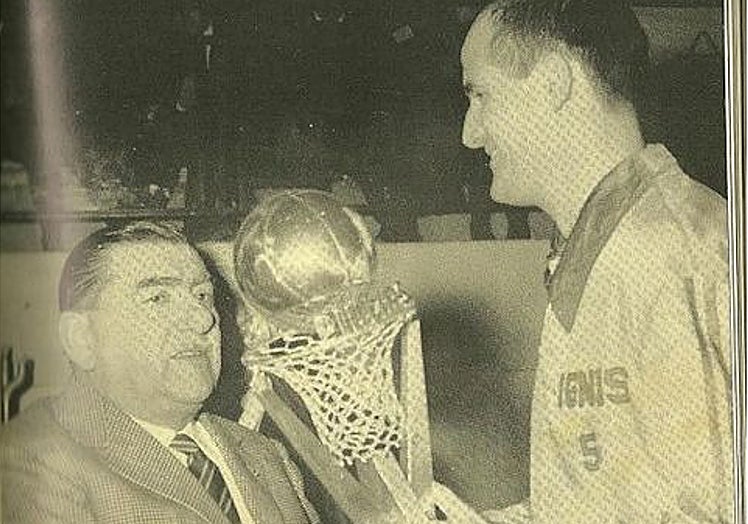Giovanni Gavagnin, capitán del Varese, recibe el trofeo de campeón en 1966.