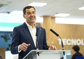 Juanma Moreno, este lunes en Granada.