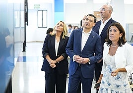 Juanma Moreno, en el centro, este lunes en la inauguración de un centro tecnológico de Telefónica.