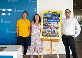 La concejala de Cultura y los responsables de la gestión del Auditorio Felipe VI, junto al cartel anunciador de la programación para el último trimestre del año.