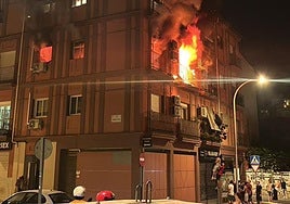 Vecinos salen del edificio descolgándose por un balcón.