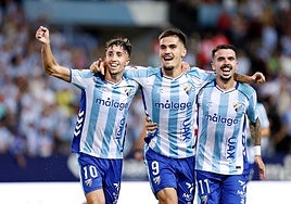 Larrubia, Chupete y Joaquín celebran el segundo gol frente al Granada, en el que intervinieron los tres.