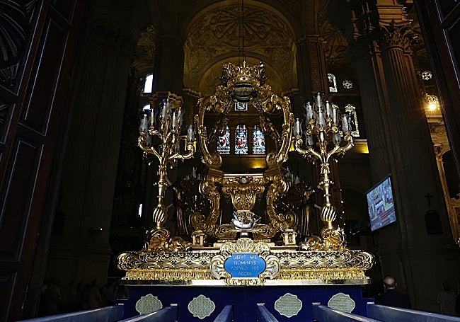 Vista de la trasera del nuevo trono de la Virgen de la Victoria, preparado para procesionar.