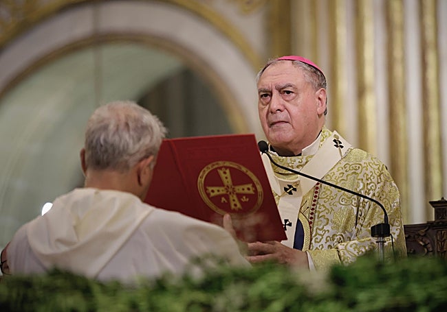 El arzobispo de Granada, durante la misa estacional por la Virgen de la Victoria.