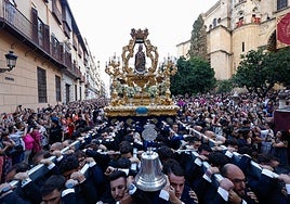 La Virgen de la Victoria, bajo el templete barroco reestrenado en su procesión de alabanza.