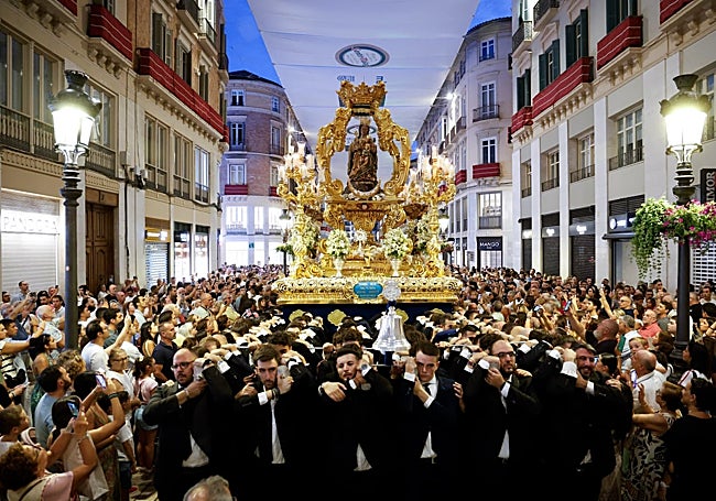 La Patrona de Málaga, a su paso por la calle Larios.