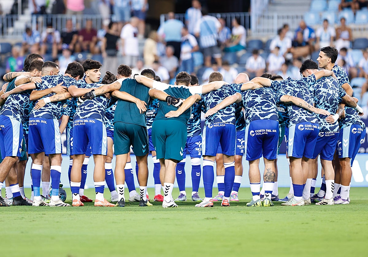 La piña de la plantilla del Málaga (titulares y suplentes, salvo lesionados), antes del partido del sábado ante el Granada.