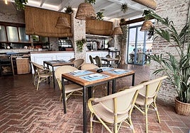 Parte de la sala interior de El Piropo, en pleno paseo marítimo.