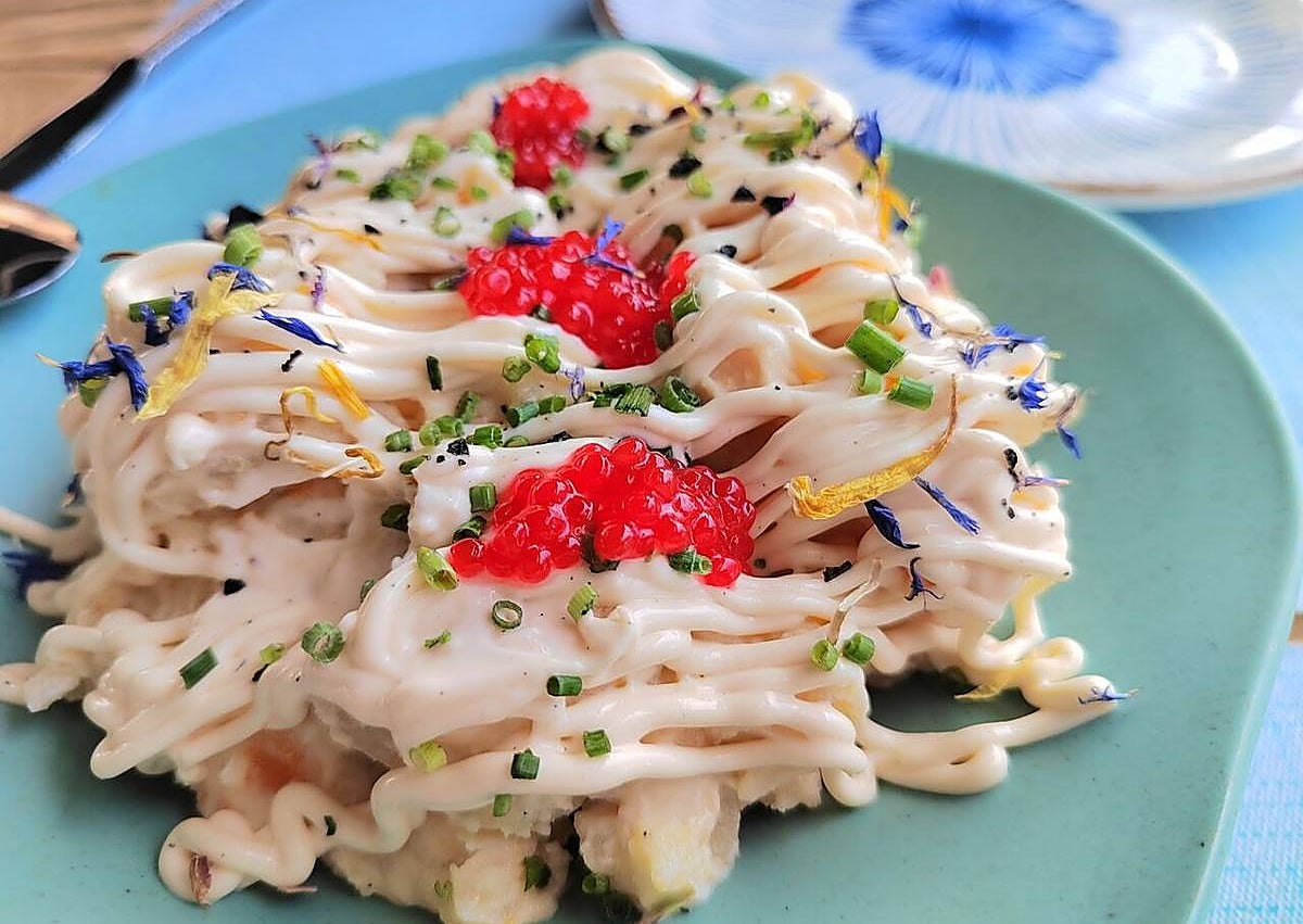 Imagen secundaria 1 - Arriba, terraza del restaurante, con el columpio-photocall. Abajo, ensaladilla rusa y mousse de yogur con mango.