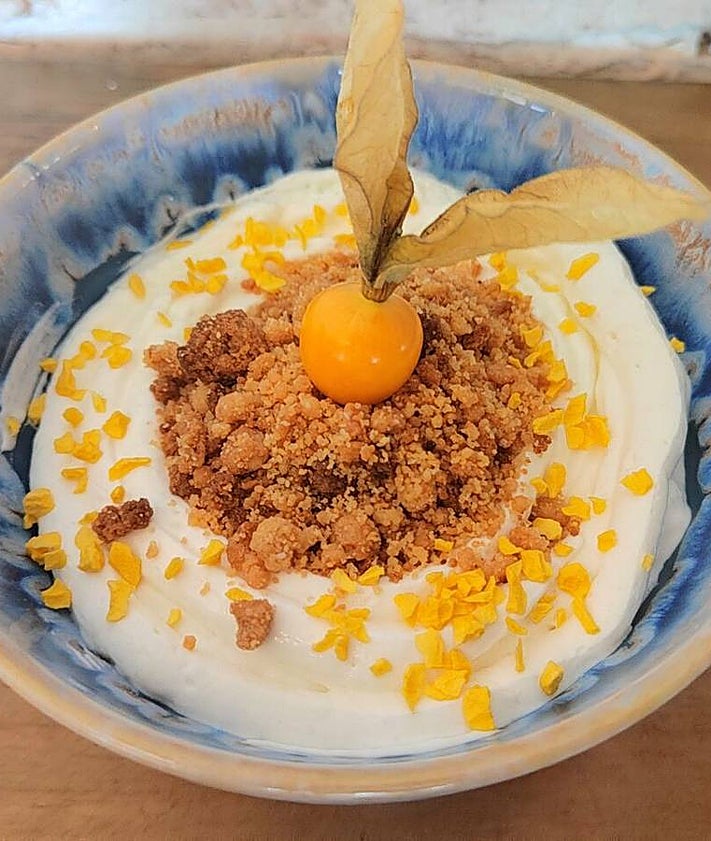 Imagen secundaria 2 - Arriba, terraza del restaurante, con el columpio-photocall. Abajo, ensaladilla rusa y mousse de yogur con mango.