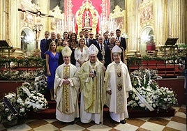 El arzobispo de Granada, en el centro, presidió la misa estacional dedicada a la Patrona de Málaga.