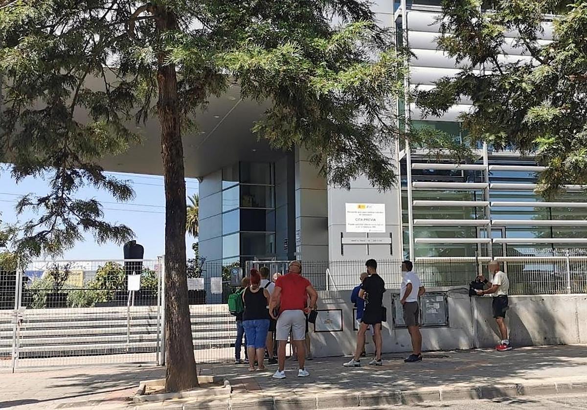 Usuarios a las puertas de la Jefatura de Tráfico de Málaga.