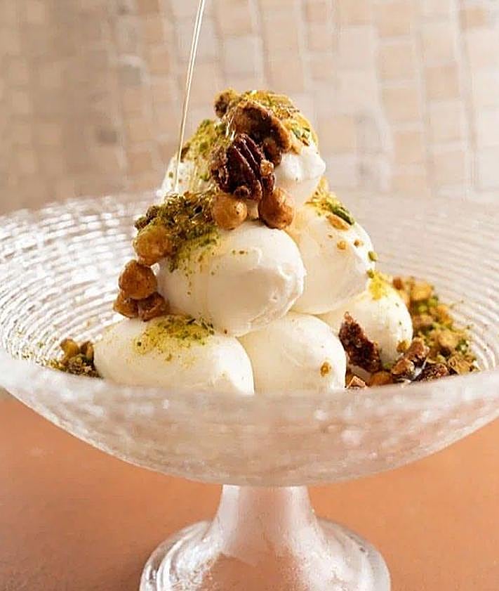 Imagen secundaria 2 - Énsalada de sandía, surtido de entrantes y helado griego. 