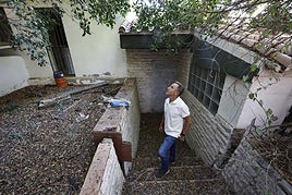 Luis Felipe Romero muestra la vivienda de la que tuvo que huir el 11 de septiembre de 2000.