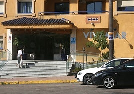 El hotel, con la inscripción en el Registro de Turismo cancelada en diciembre de 2024, sigue funcionando.