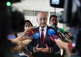 El alcalde de Málaga atiende a los medios.