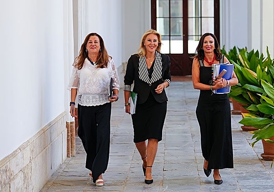 Rocío Díaz, a la derecha, junto a las consejeras Carmen Castillo y Carolina España.