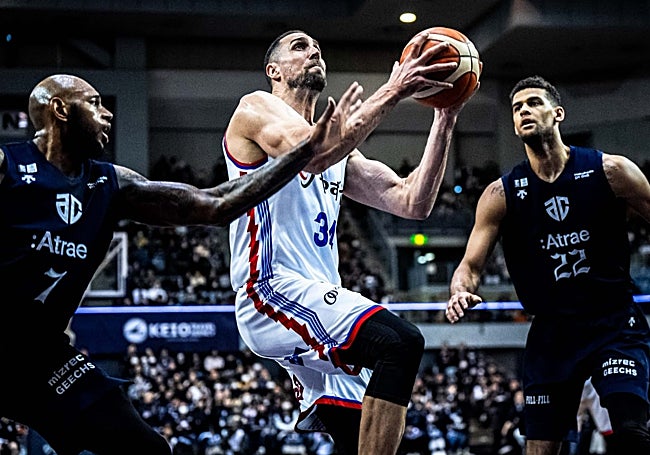 Pablo Aguilar, durante un partido la pasada temporada en Japón.