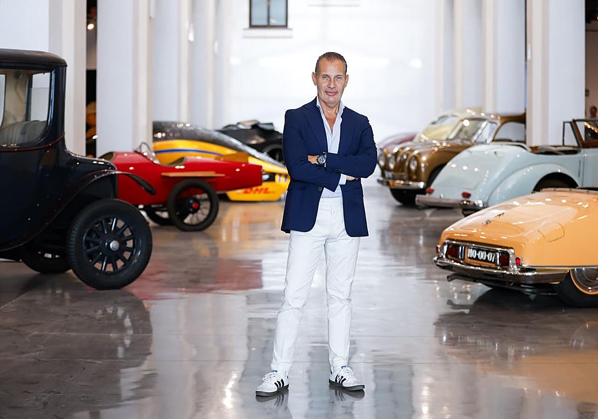 Imagen principal - La Semana Santa malagueña inspira la colección más «lunática» de Urquizar