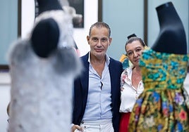 Rafael Urquizar y Esperanza González este miércoles en la rueda de prensa de presentación del desfile en el Museo Automovilístico y de la Moda.