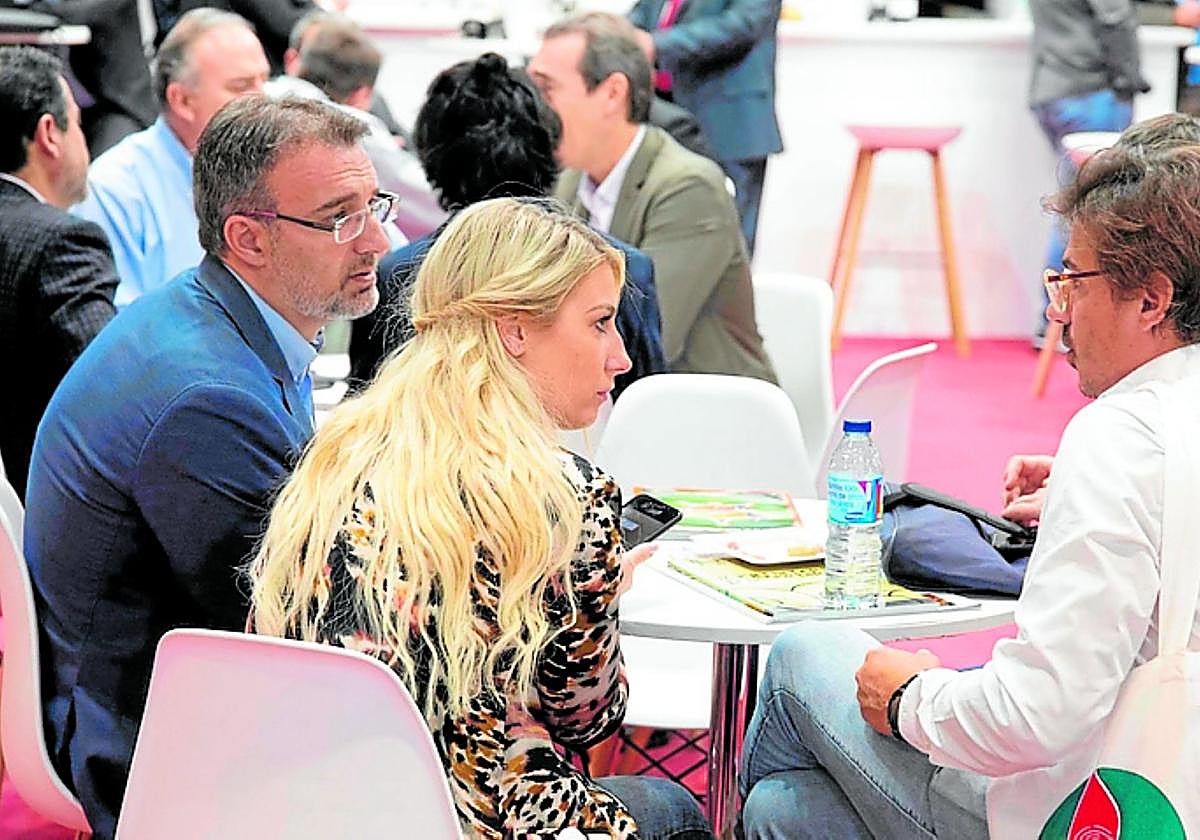 La feria es en noviembre.