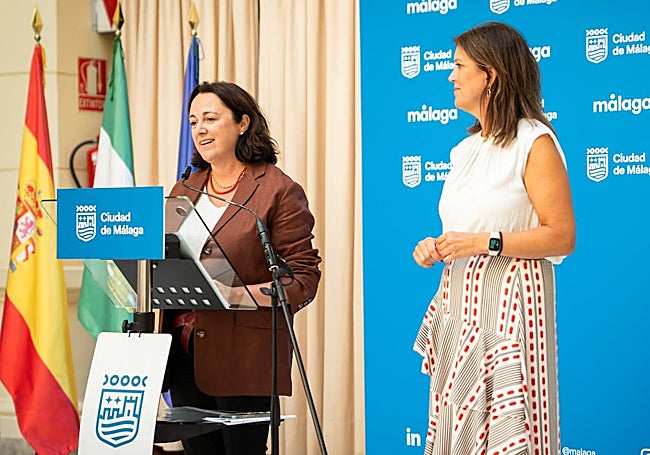Las concejalas Mariana Pineda y Carmen Casero, durante la presentación de las actuaciones en la Alcazaba.