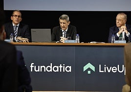 Sergio Corral, director general de la Fundación Unicaja; José Manuel Domínguez, presidente; y Manuel Atencia, secretario de los consejos de administración de Fundatia y LiveUpp.