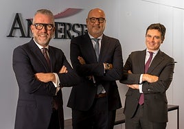 José Vicente Morote, socio director de Andersen Iberia; Emilio Martínez, fundador de MTA Legal, y José Miguel Soriano, socio y director de la oficina de Málaga.