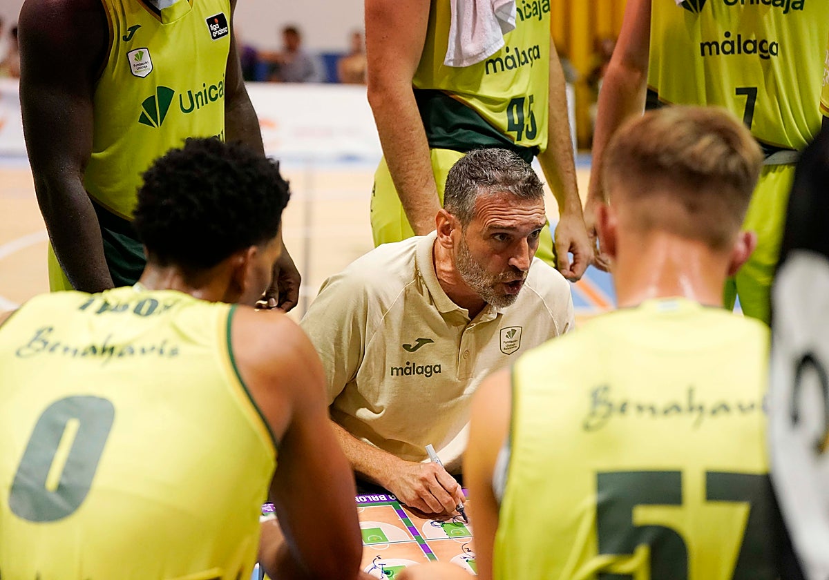 Ibon Navarro se dirige a sus jugadores en un tiempo muerto.
