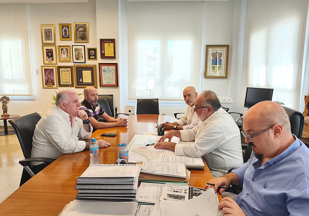 Reunión entre responsables de la Diputación y del Gobierno local sobre el nuevo parque de bomberos.