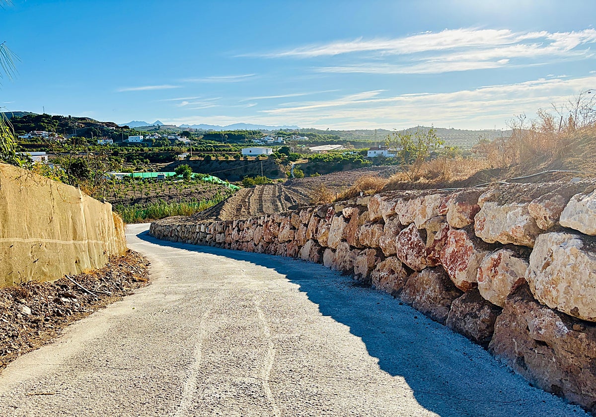 Imagen del aspecto renovado que presenta el carril de La Capellanía en Vélez-Málaga.