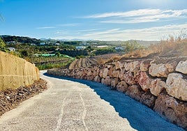 Imagen del aspecto renovado que presenta el carril de La Capellanía en Vélez-Málaga.