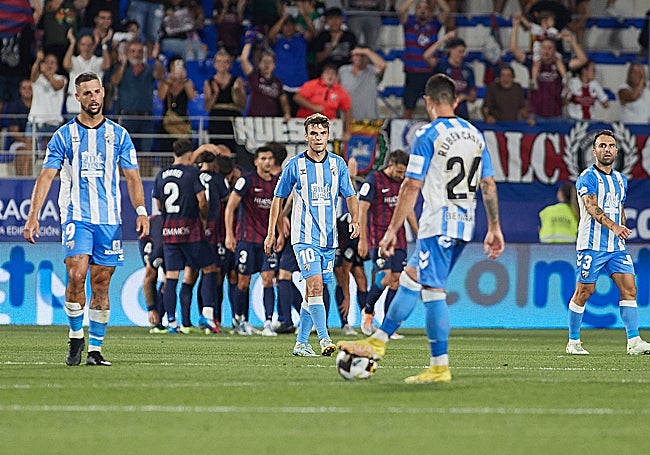 Una imagen de la derrota malaguista en Huesca al comienzo de la Liga 2022-23, con Fran Sol, Febas, Rubén Castro y Javi Jiménez.