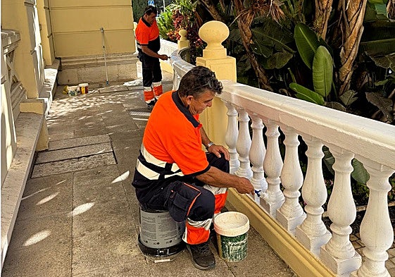 Toscano y Villodres pintan la rampa de subida del Ayuntamiento de Málaga.