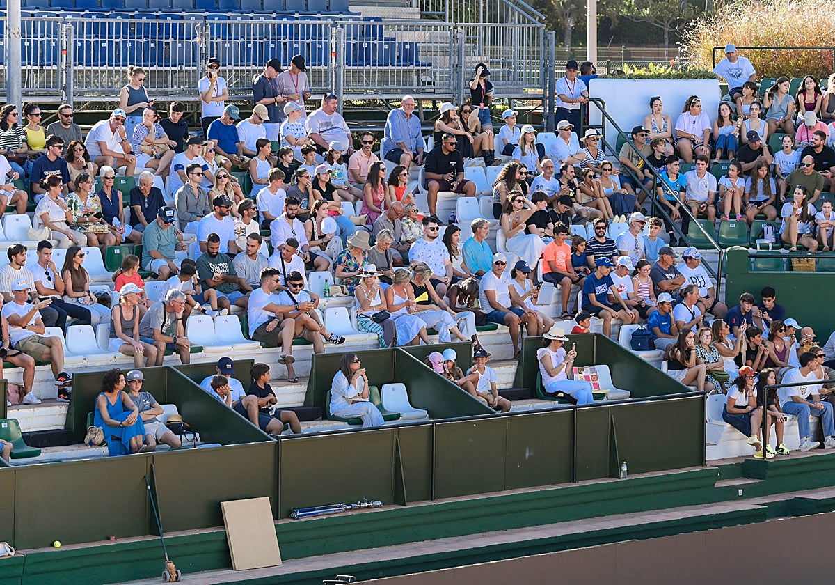 Público en la pista Manolo Santana de Puente Romano, este jueves.
