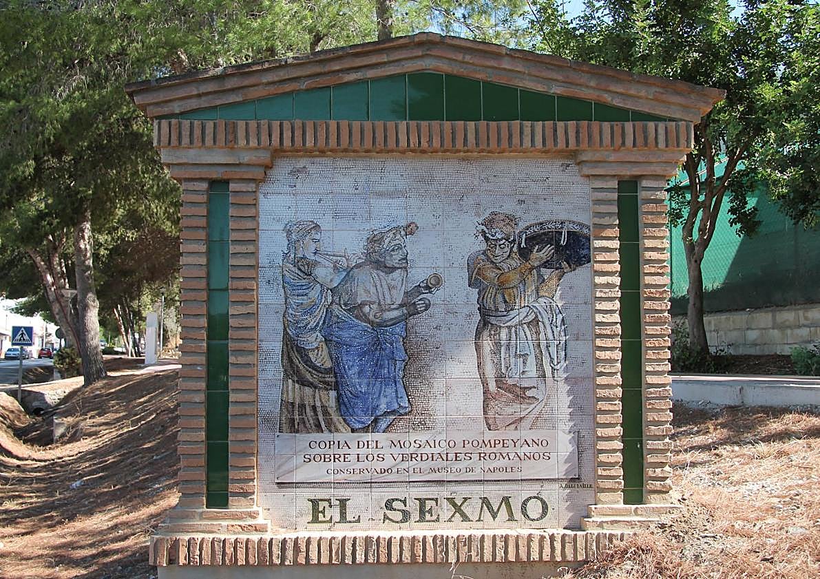 Imagen principal - Mosaico en la entrada del casco urbano que alude a los verdiales. Abajo, una de las calles del centro de esta aldea y paseo dedicado a 'Panseco'.